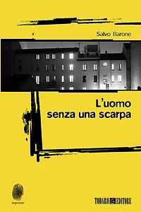 L'uomo senza una scarpa