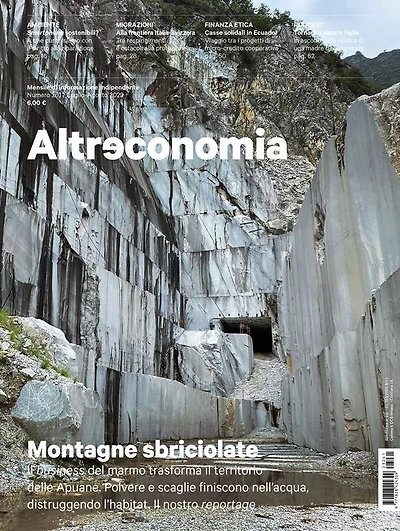 Altreconomia 261 - Luglio/Agosto 2023: Montagne sbriciolate