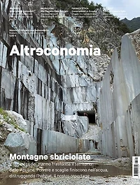 Altreconomia 261 - Luglio/Agosto 2023: Montagne sbriciolate
