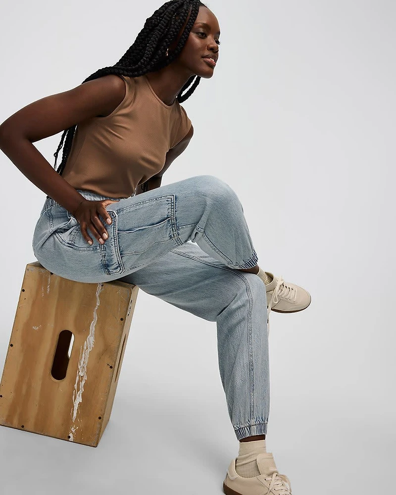 Pantalon jogger en denim avec poches cargo