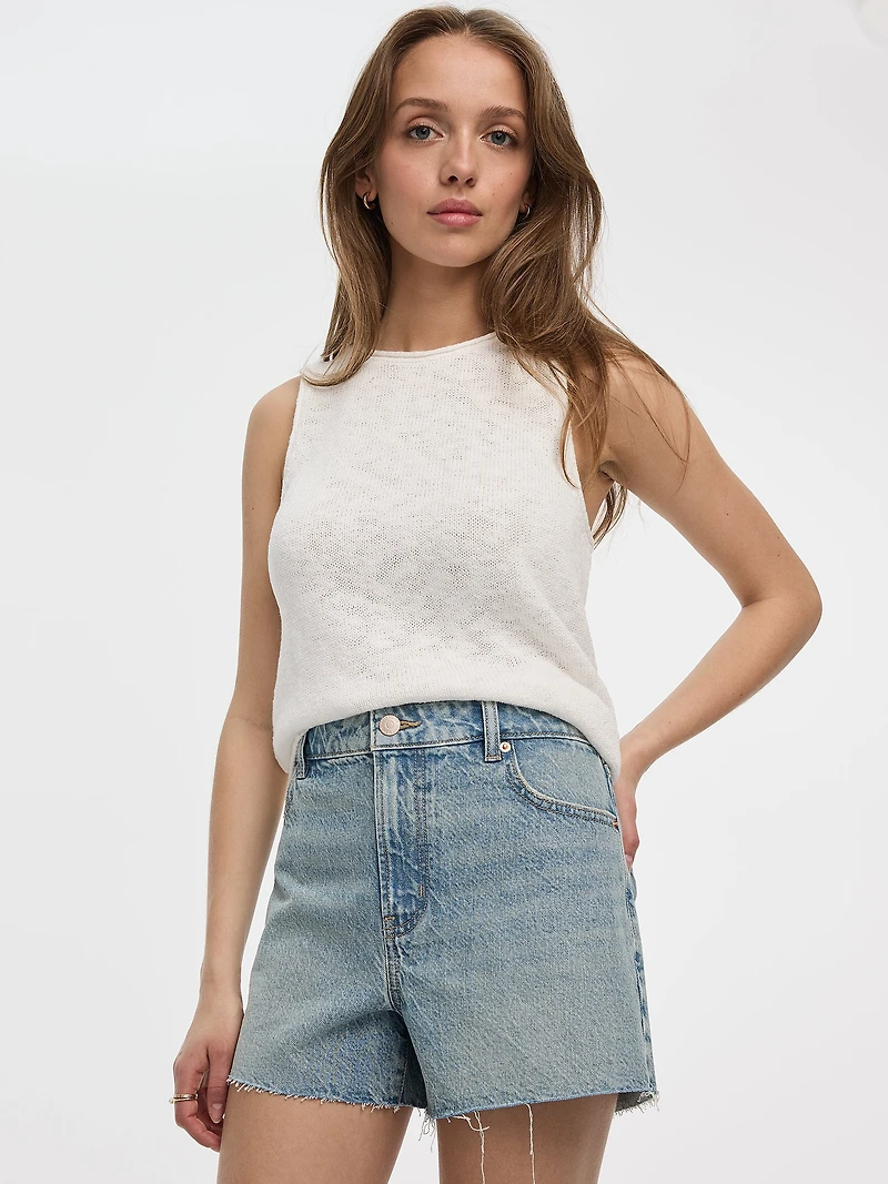 Short en denim à ourlets éffilochés