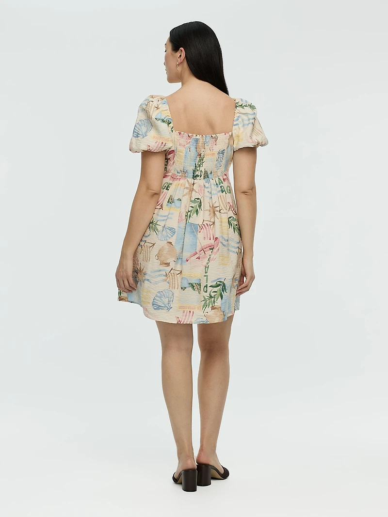 Robe courte à manches courtes bouffantes et encolure en coeur