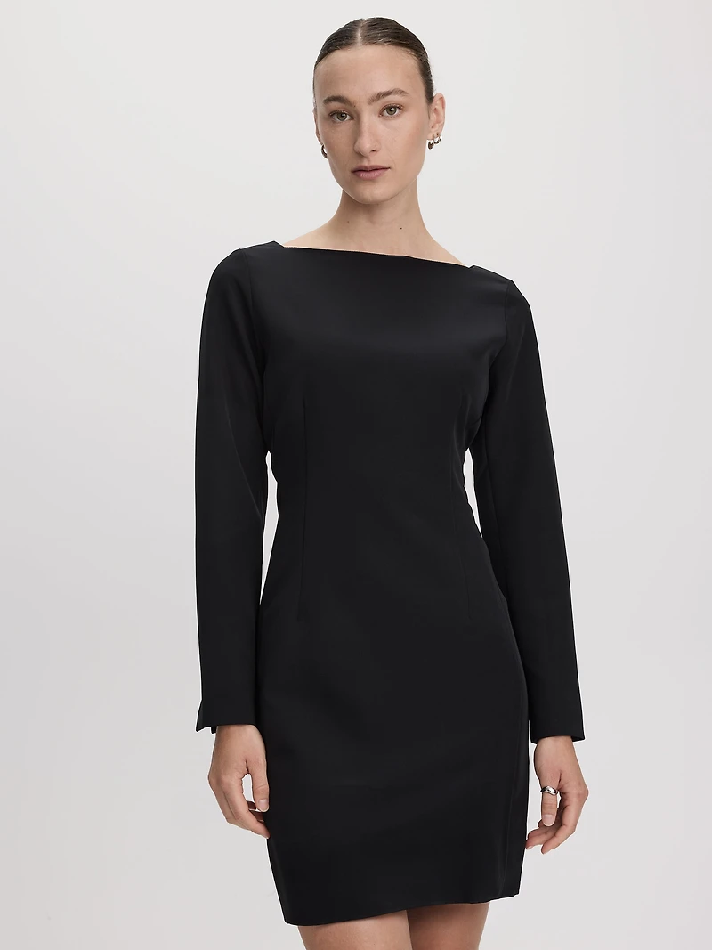 Robe courte à manches longues et col bateau