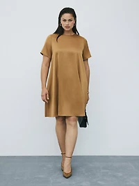 Robe courte en satin évasée à manches courtes et col rond