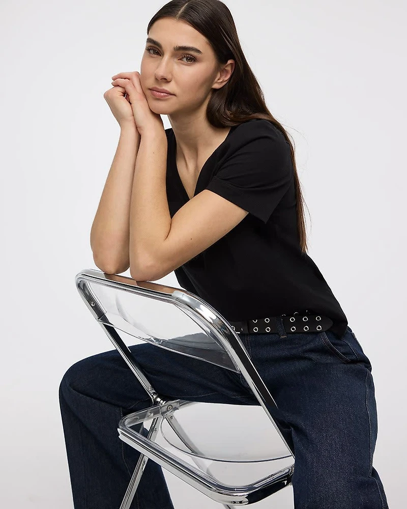 Boyfriend V-Neck T-Shirt - R Essentials