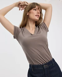 Boyfriend V-Neck T-Shirt - R Essentials