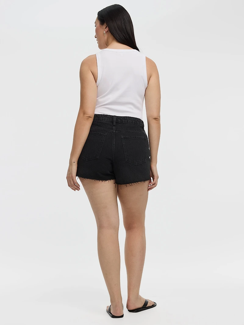 Short en denim à ourlets éffilochés