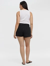 Short en denim à ourlets éffilochés