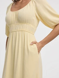 Robe empire midi à manches courtes et col dégagé