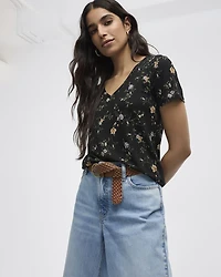 V-Neck T-Shirt - R Essentials