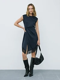 Robe cocktail ajustée avec détail noué et dentelle