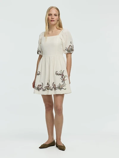 Robe cintrée et évasée à manches courtes col carré