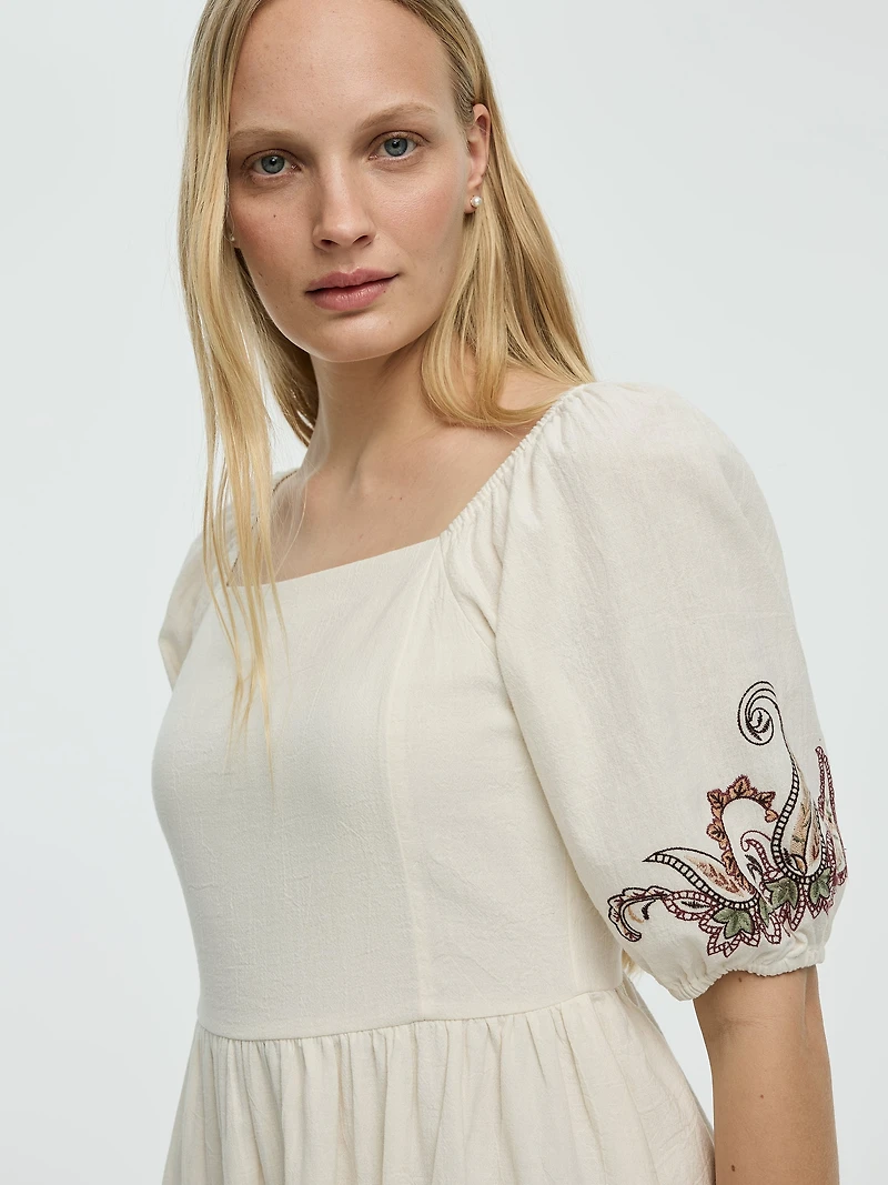 Robe cintrée et évasée à manches courtes col carré