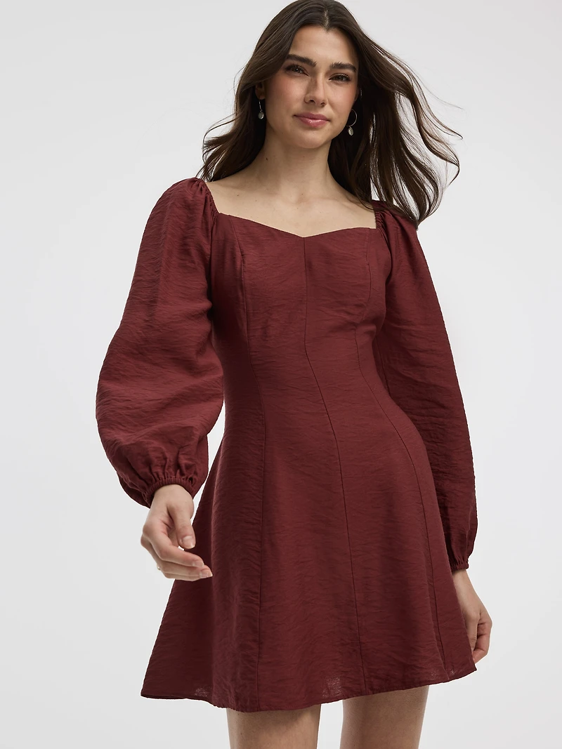 Robe bustier à manches longues bouffantes et encolure en coeur