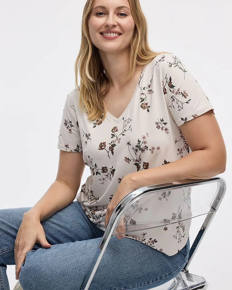 V-Neck T-Shirt - R Essentials