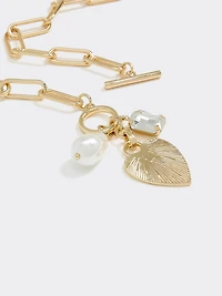 Collier court à breloques