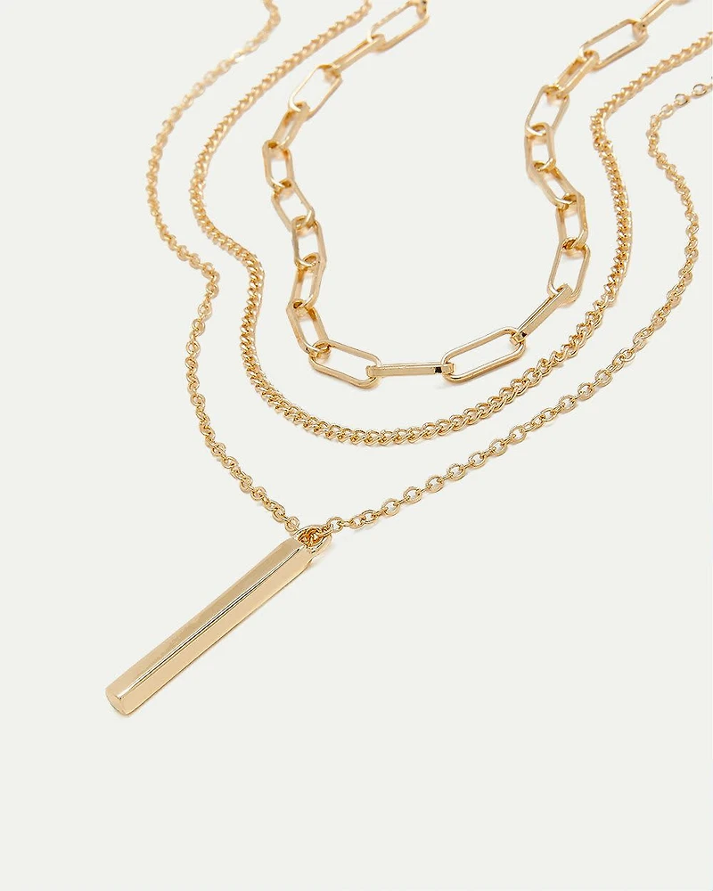 Collier à chaînes triples avec pendentif bâton