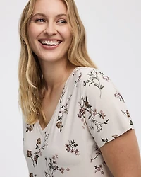 V-Neck T-Shirt - R Essentials