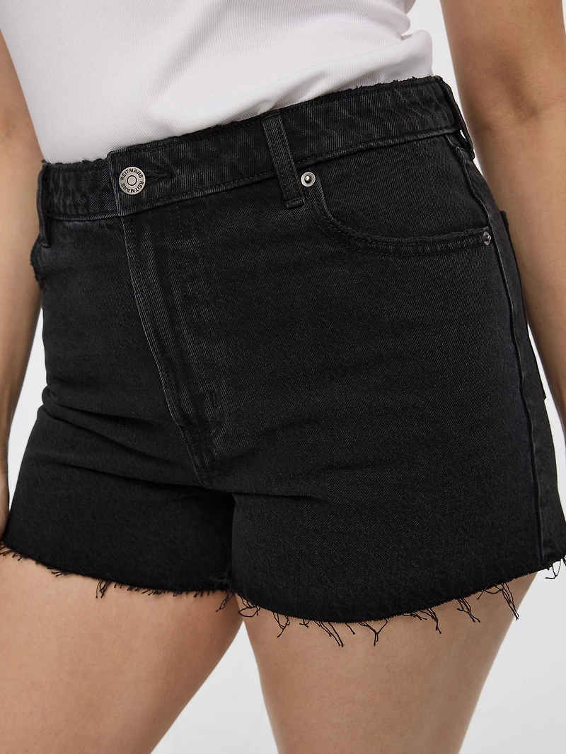 Short en denim à ourlets éffilochés