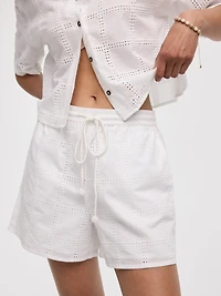 Short à détails brodés avec taille élastique