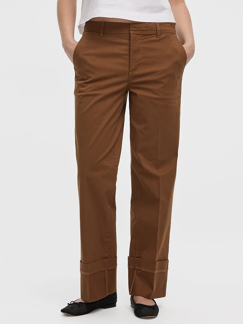 Pantalon chino à taille mi-haute et jambe droite revers