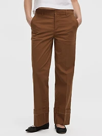Pantalon chino à taille mi-haute et jambe droite revers