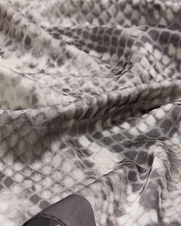 Foulard carré à motif peau de serpent