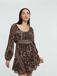 Robe à manches longues et col dégagé