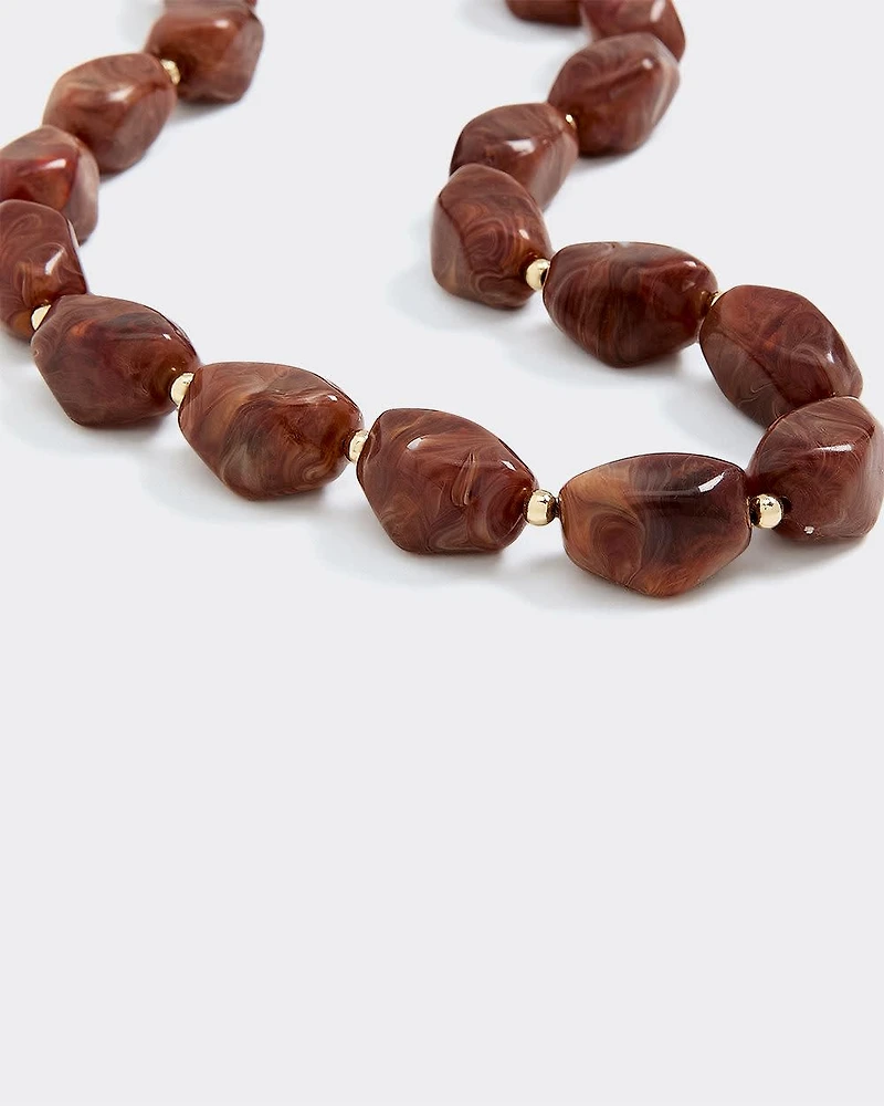 Collier court avec billes en acrylique