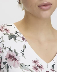 V-Neck T-Shirt - R Essentials