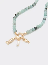Collier court à pendentif poisson et perles