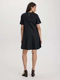 Robe courte à manches aux coudes et col rond