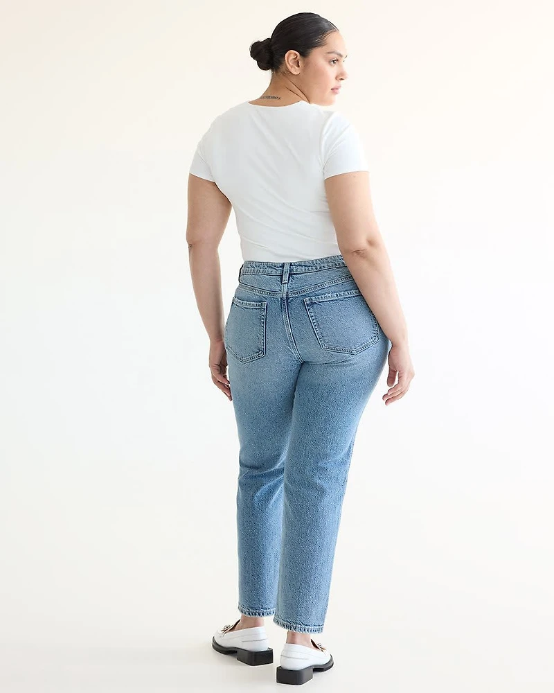 Jean à jambe droite et taille mi-haute