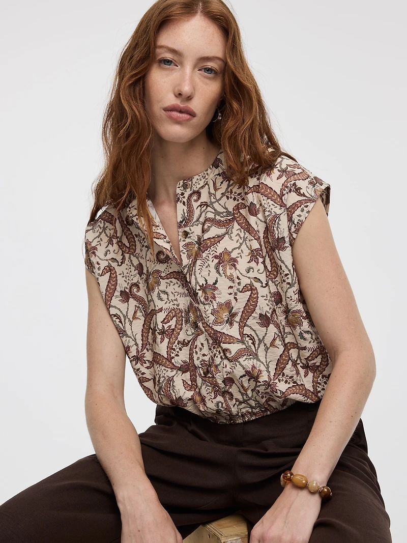 Blouse boutonnée à manches très courtes et col rond