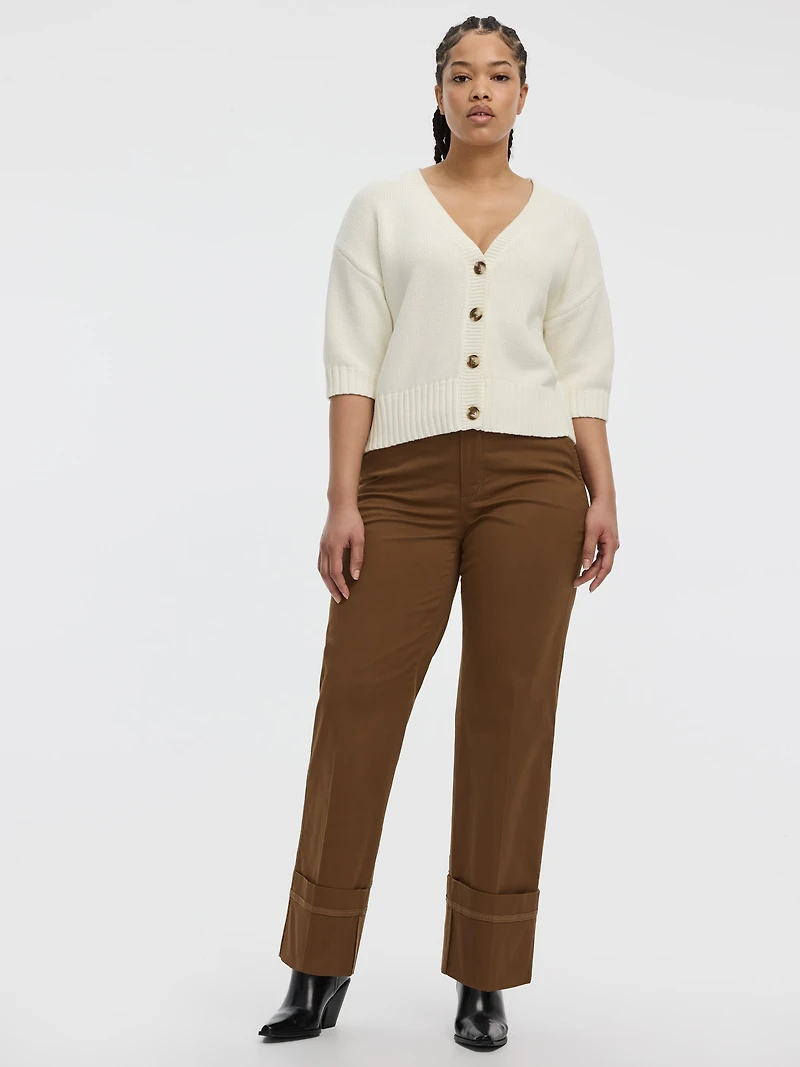 Pantalon chino à taille mi-haute et jambe droite revers