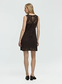 Robe crochetée sans manches à col rond