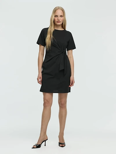 Robe ajustée à manches courtes avec détail noué