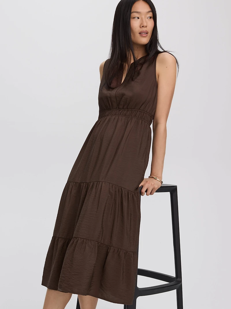Robe midi sans manches à col fendu