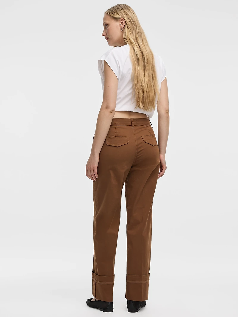 Pantalon chino à taille mi-haute et jambe droite revers