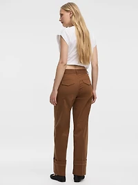 Pantalon chino à taille mi-haute et jambe droite revers