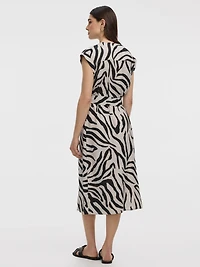 Robe ceinturée à manches courtes et col V