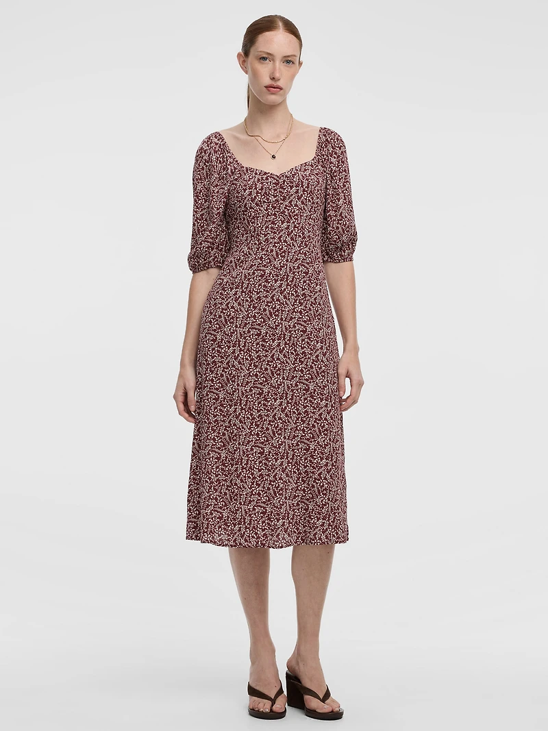 Robe midi à manches courtes avec encolure en coeur