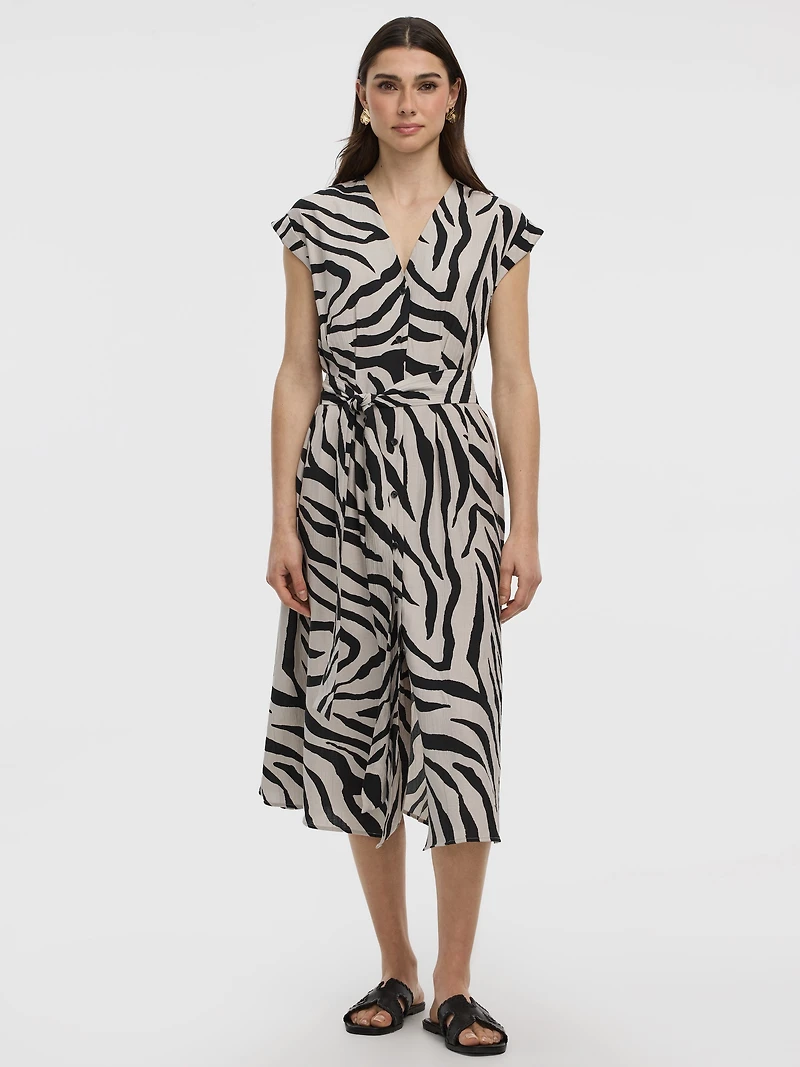 Robe ceinturée à manches courtes et col V