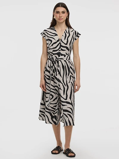 Robe ceinturée à manches courtes et col V