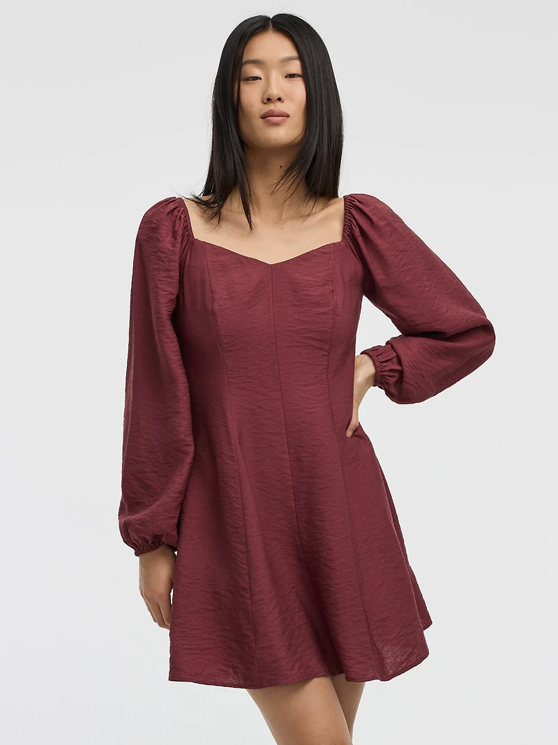 Robe bustier à manches longues bouffantes et encolure en coeur