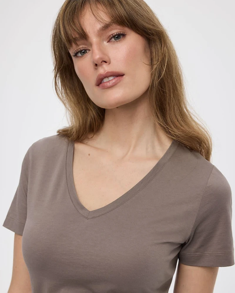 Boyfriend V-Neck T-Shirt - R Essentials