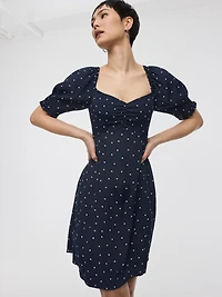 Robe empire à manches courtes bouffantes et encolure en coeur