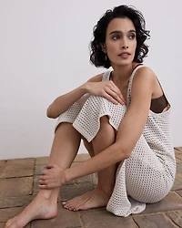 Robe midi crochetée sans manches et col en U