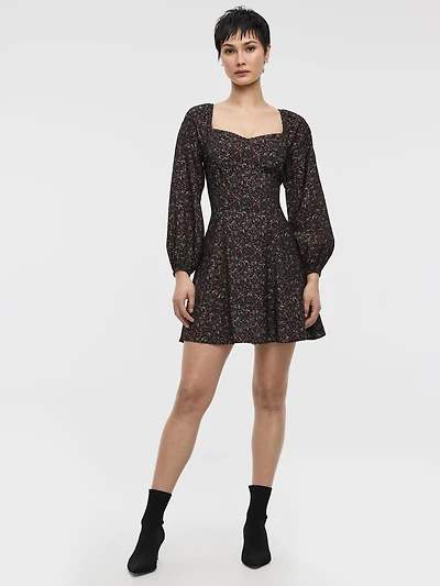 Robe bustier à manches longues bouffantes et encolure en coeur