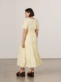 Robe maxi à manches courtes et col fendu